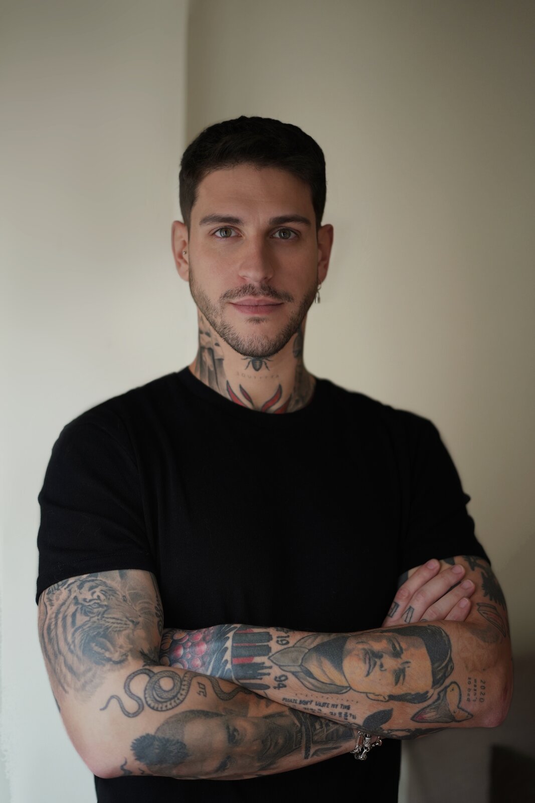 Ivan Casabó — retrato del tatuador especialista en microrealismo en Barcelona