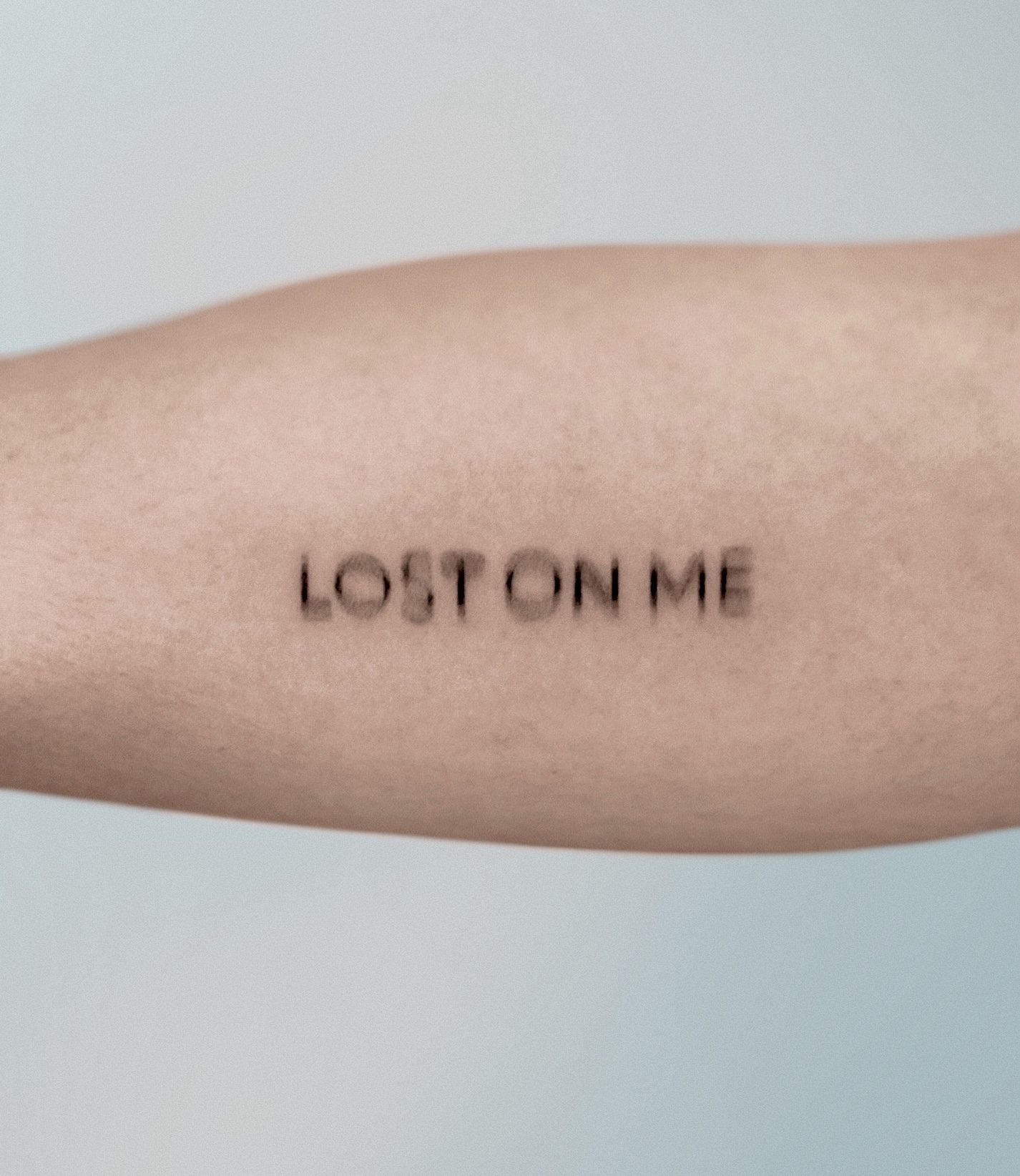 Tatuaje LOST ON ME con efecto difuminado