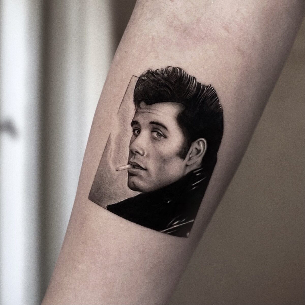 Retrato microrealista de John Travolta en Grease