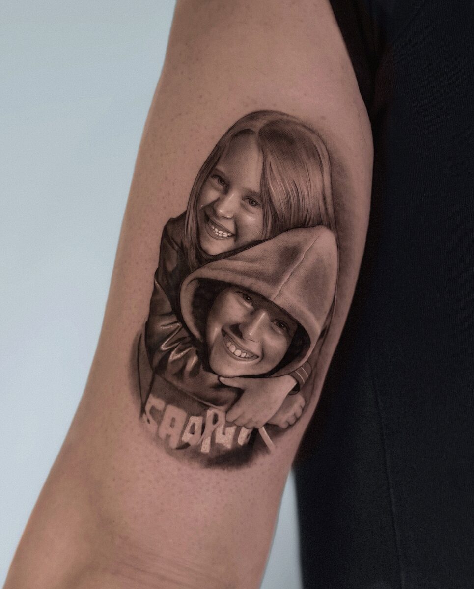 Retrato microrealista de dos hermanos abrazados en tríceps